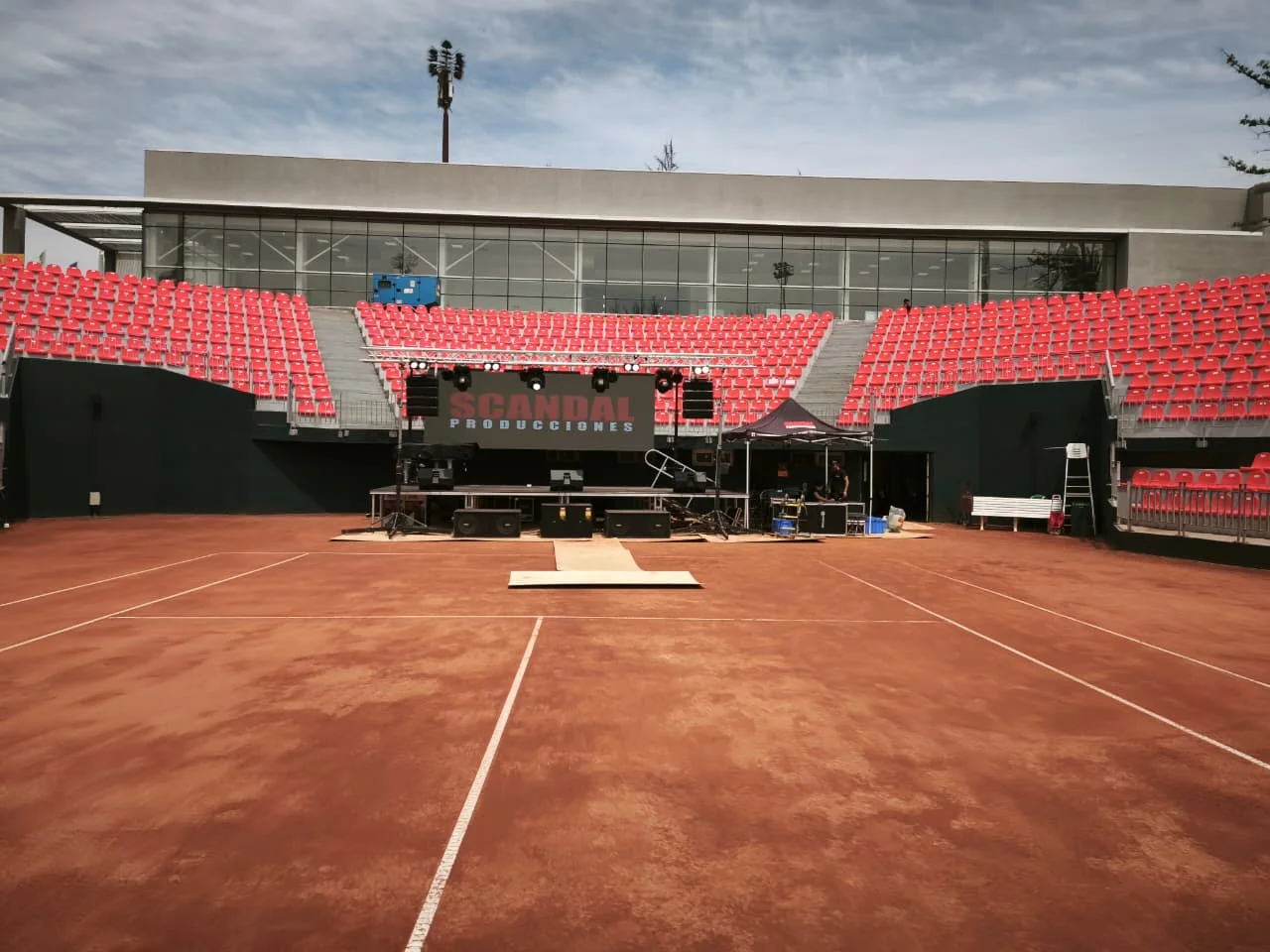 Escenario montado en recinto deportivo