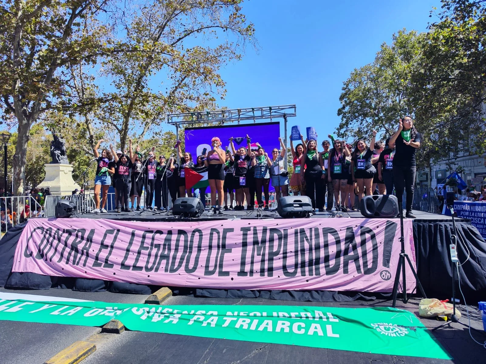 Artistas saludando al público