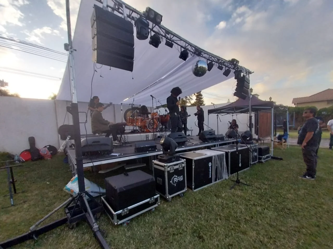 Banda ensayando en escenario exterior