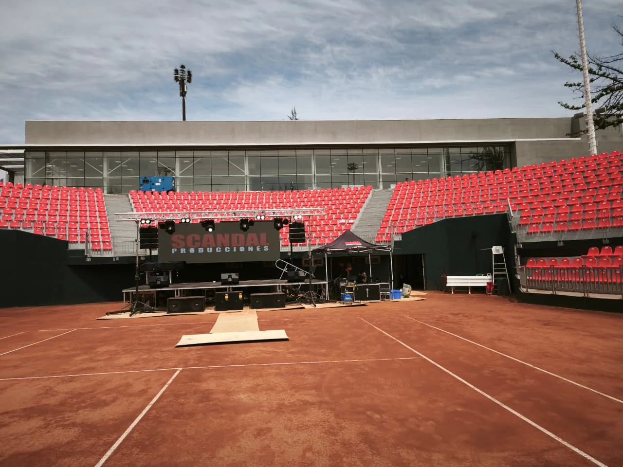 Escenario exterior durante prueba de sonido