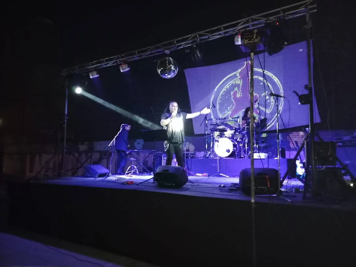 Artista en escenario con iluminación
